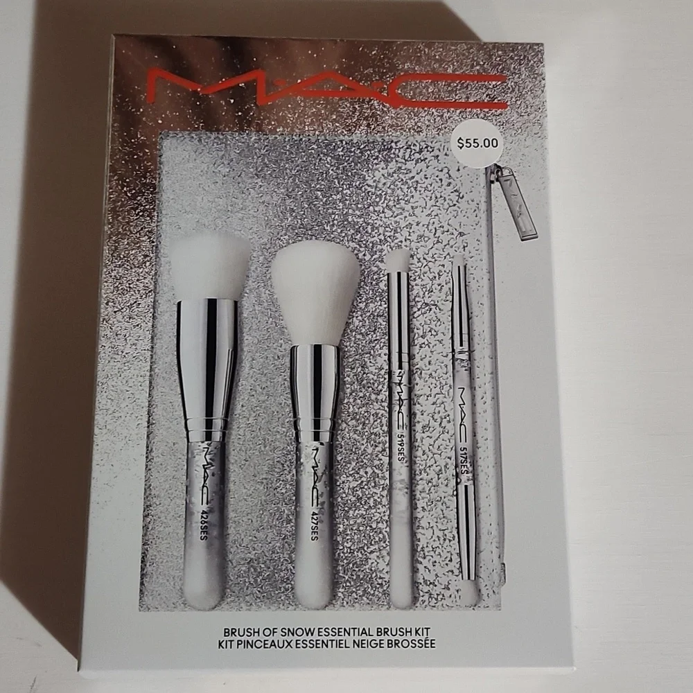 MAC Brush Of Snow Essential Brush Kit - Picture 4 of 6